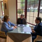 Armisén, Conrado Íscar y Borja Suárez, durante su encuentro