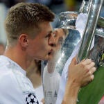 Toni Kroos, con una de las cinco Champions que ha ganado con el Madrid