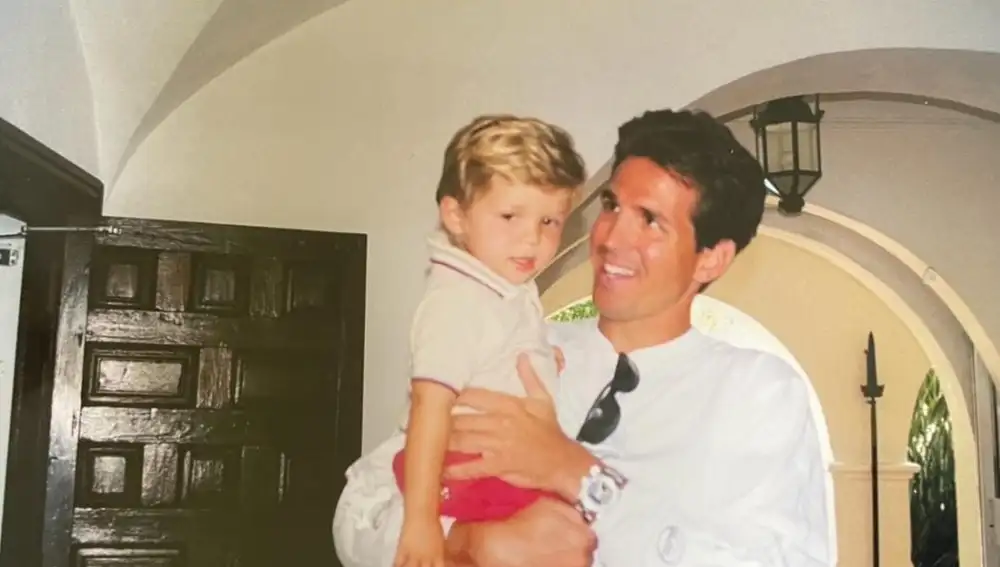 Achileas de Grecia desempolva fotografías familiares para felicitar a su padre, Pablo de Grecia