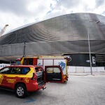 Una máquina rompe una tubería de gas frente al Estadio Santiago Bernabéu