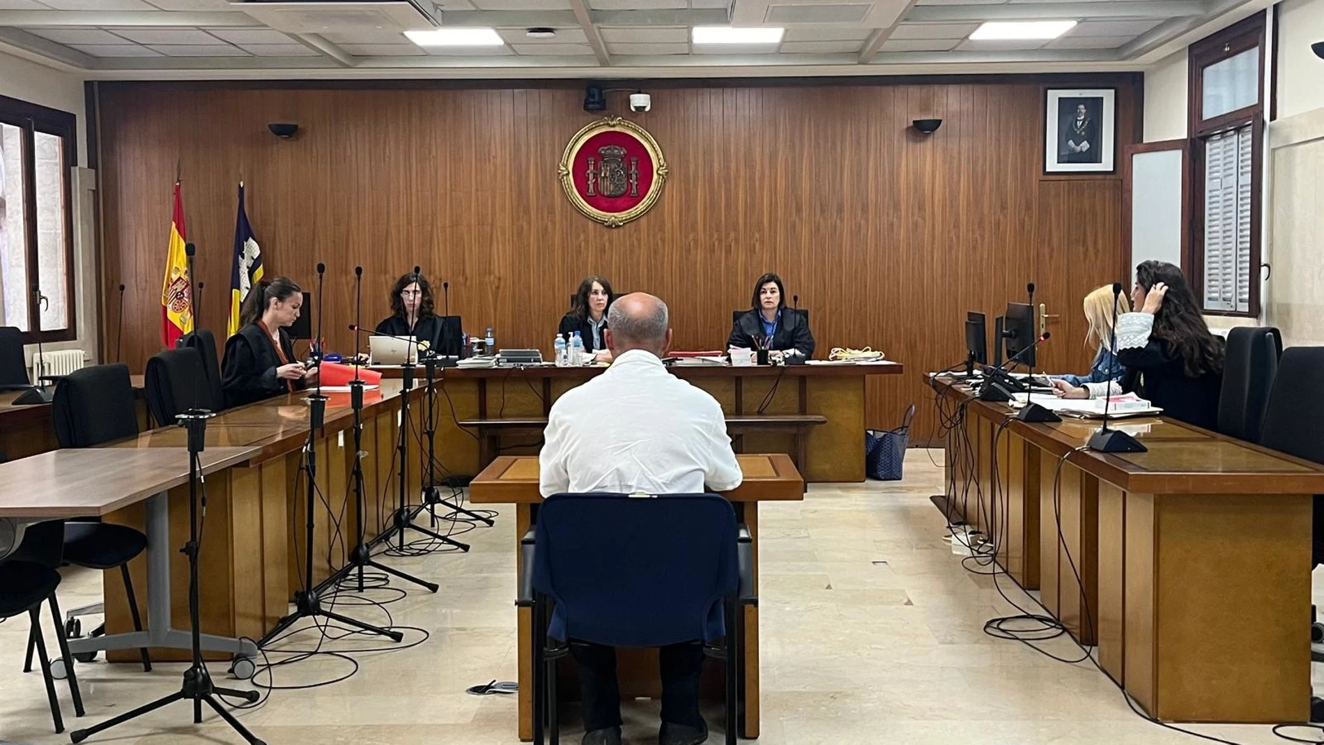 El acusado por besar a una niña de cinco años en la boca en un bar de Alcúdia, en la Audiencia Provincial