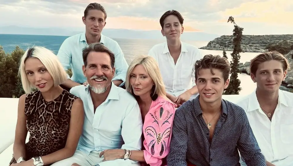 Pablo y Marie-Chantal de Grecia junto a sus hijos, Olimpia, Constantino, Achileas, Odiseo y Arístides