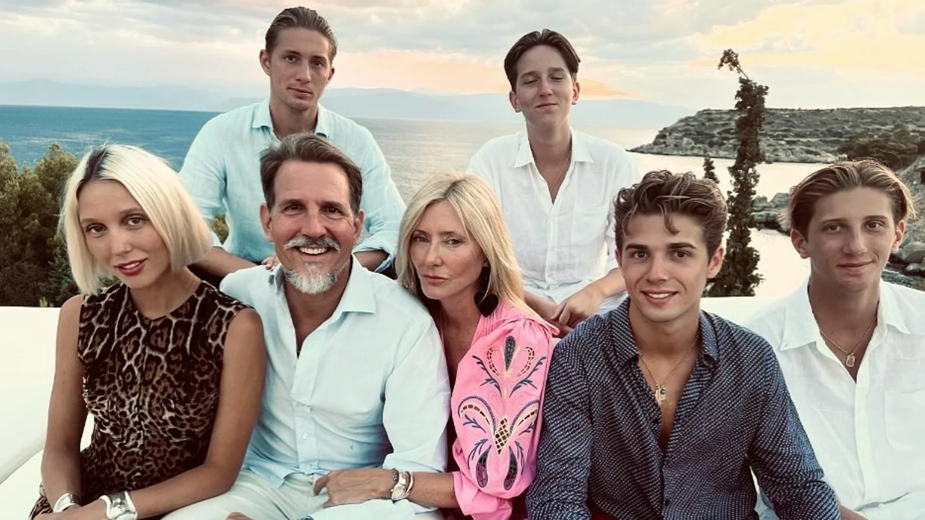 Pablo y Marie-Chantal de Grecia junto a sus hijos, Olimpia, Constantino, Achileas, Odiseo y Arístides