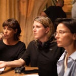 La directora entre dos actrices