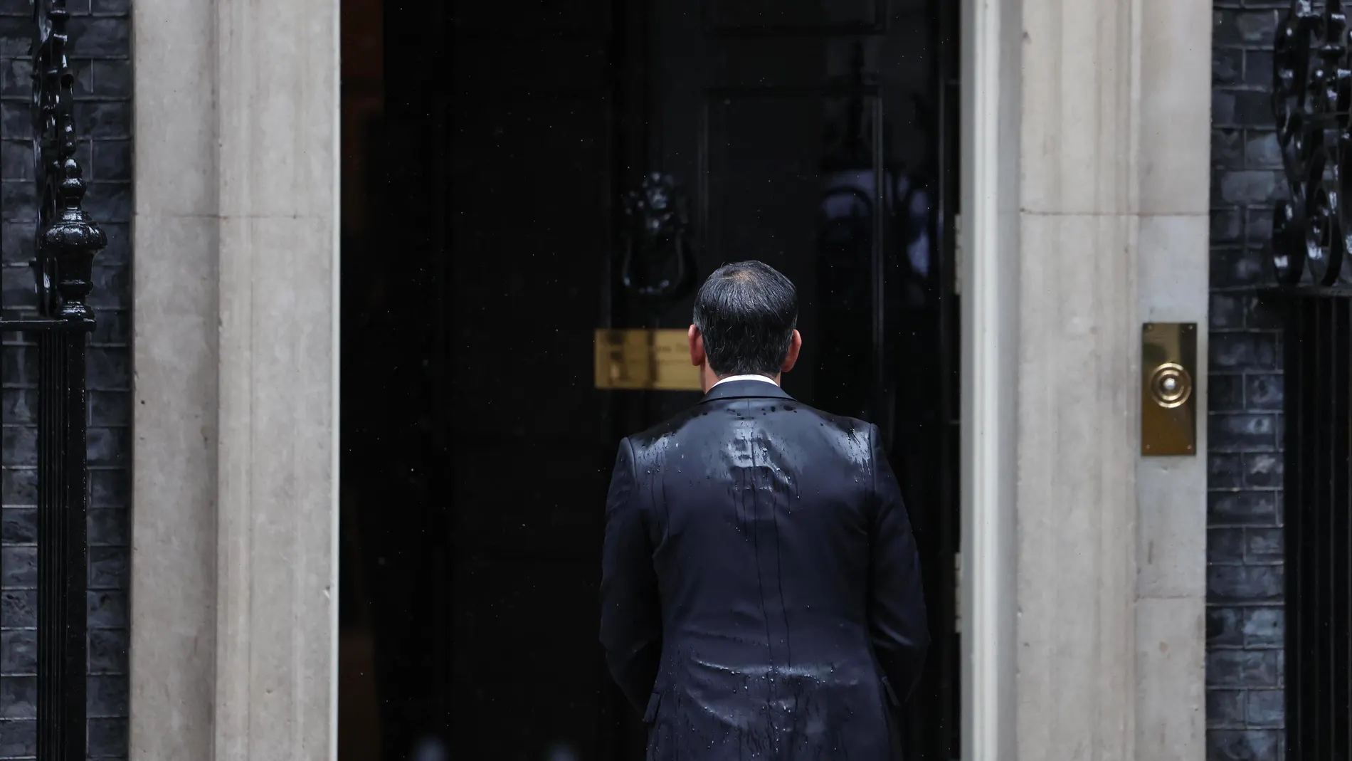 London (United Kingdom), 21/05/2024.- British Prime Minister Rishi Sunak leaves after delivering a speech outside 10 Downing Street in London, Britain, 22 May 2024. Sunak announced a snap election with polling day on 04 July 2024. (Elecciones, Reino Unido, Londres) EFE/EPA/NEIL HALL