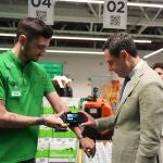 El presidente de la Junta de Andalucía, Juanma Moreno, con un empleado de Mercadona