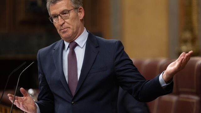 Feijóo acusa a Sánchez de no aclarar las actividades profesionales de su esposa y anuncia que le llamará en el Senado
