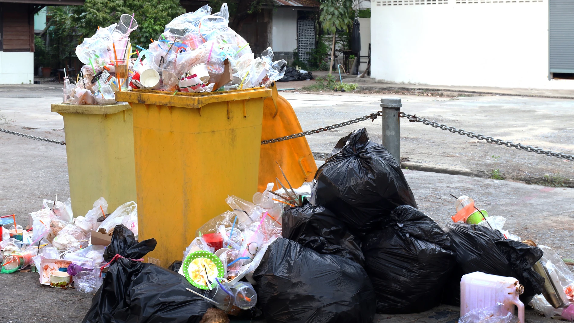 Un concejal vigilará que los vecinos usen correctamente los contenedores de basura