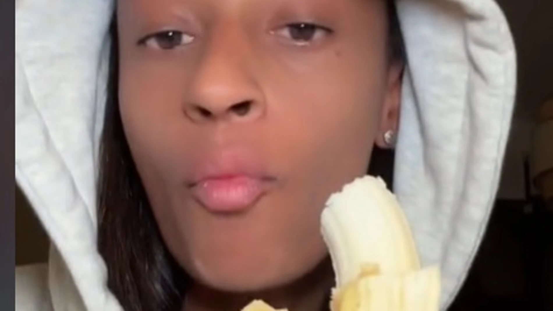 La tremenda respuesta de Ana Peleteiro, con un plátano, a un comentario racista en las redes