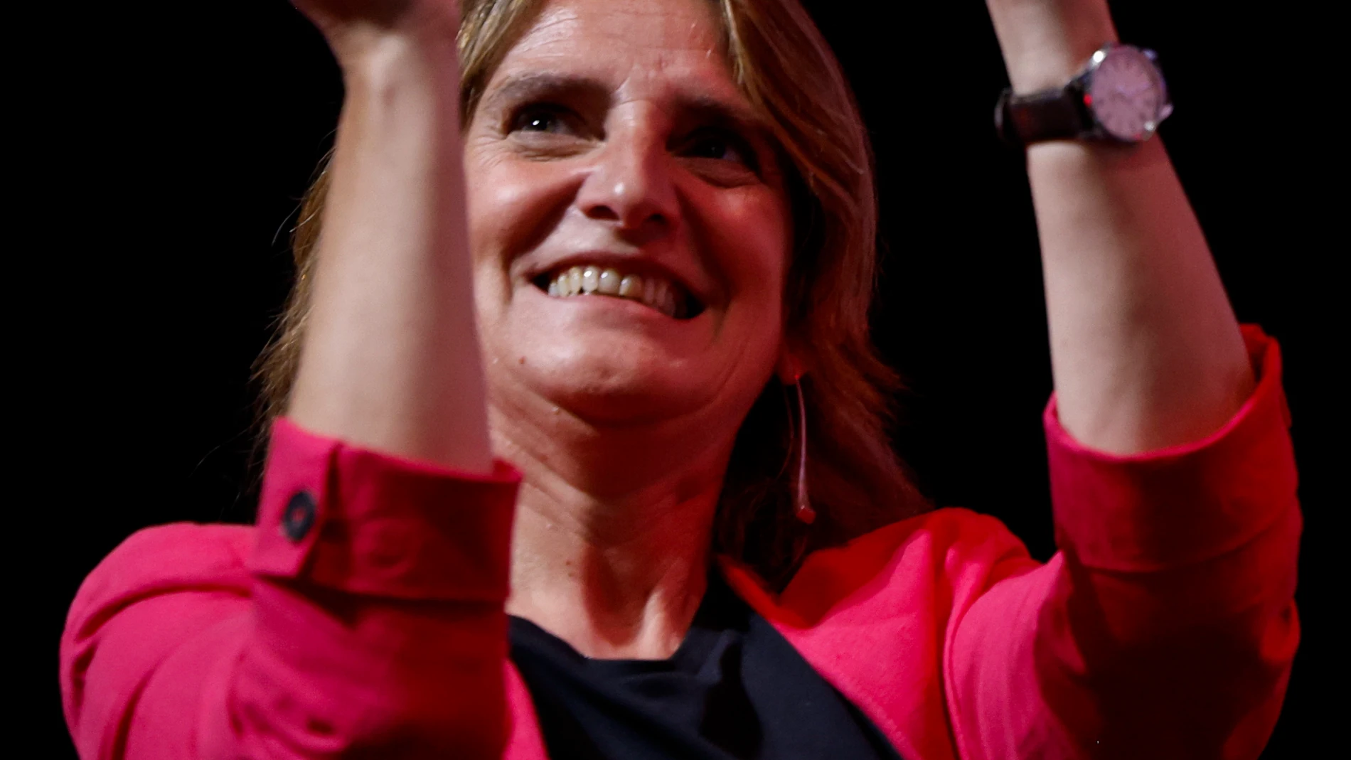 GRAFCVA720. VALENCIA, 23/05/2024.- La cabeza de lista del PSOE en las elecciones europeas, la vicepresidenta tercera y ministra para la Transición Ecológica y el Reto Demográfico, Teresa Ribera, aplaude durante el acto de inicio de la campaña a los comicios europeos en València. EFE/Biel Aliño