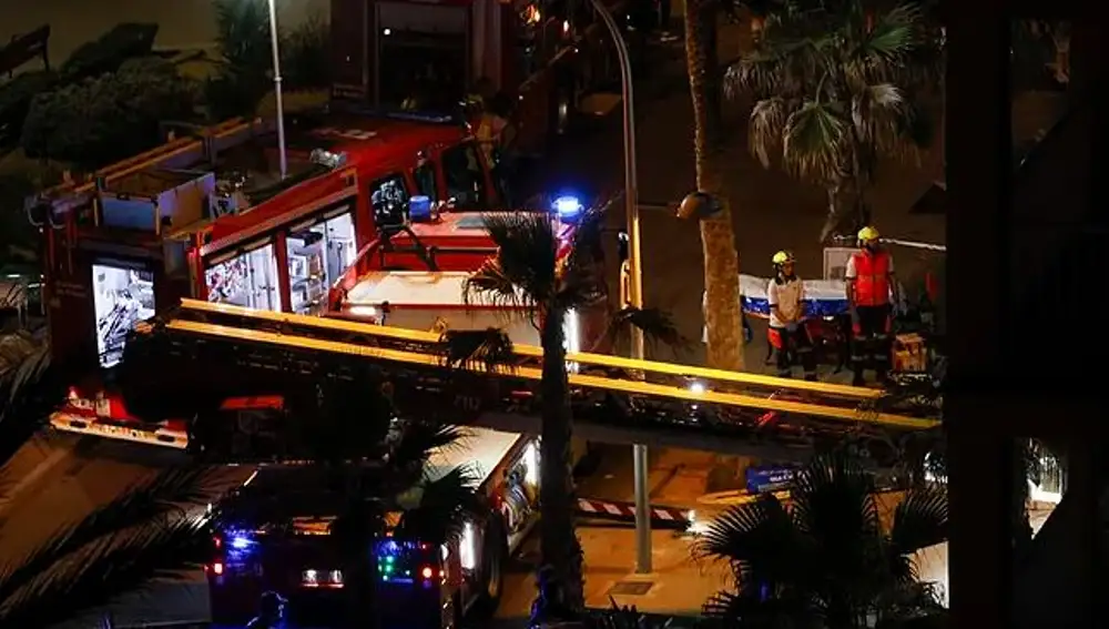 Hasta el lugar del suceso se ha trasladado una grúa para ayudar al desescombro y encontrar a los atrapados