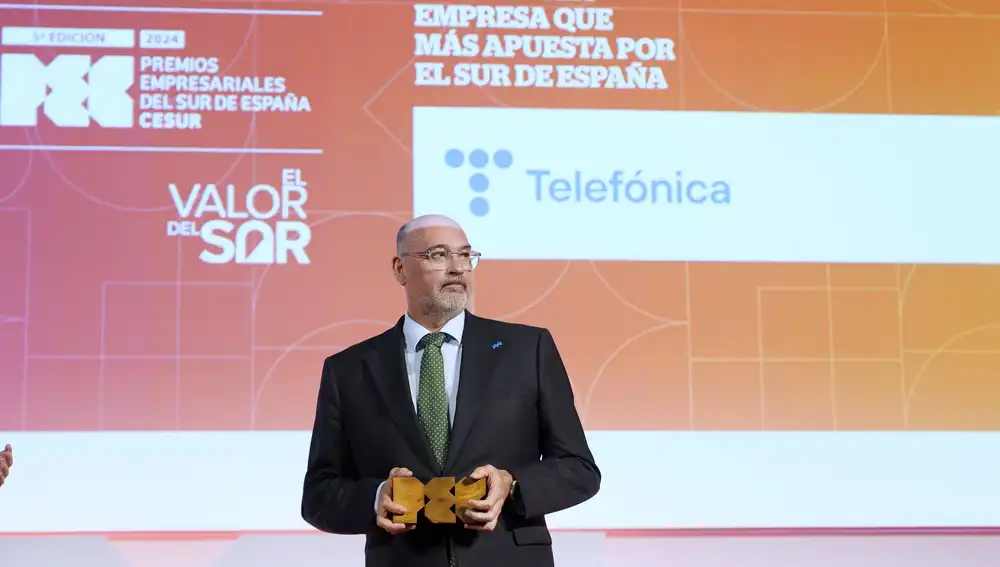 Emilio Gayo, presidente de Telefónica, posa junto al premio otorgado a Telefónica como la Empresa que más apuesta por el Sur de España
