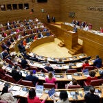 Presidente Carlos Mazón responde preguntas en Les Corts Valencianes