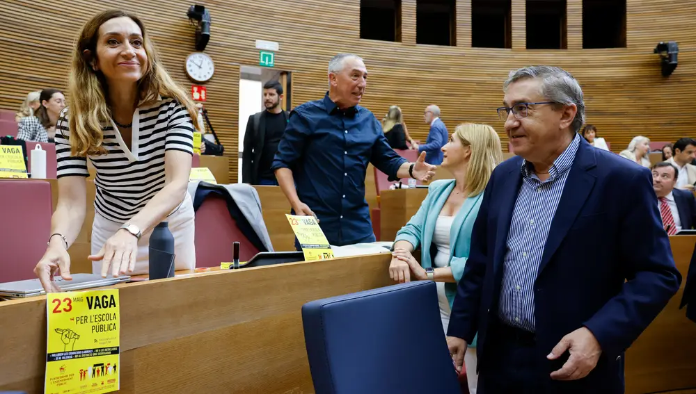 Presidente Carlos Mazón responde preguntas en Les Corts Valencianes