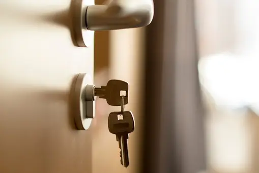 Un experto en seguridad alerta sobre el peligro de dejar la llave puesta por dentro en la puerta Un experto en seguridad alerta sobre el peligro de dejar la llave puesta por dentro en la puerta