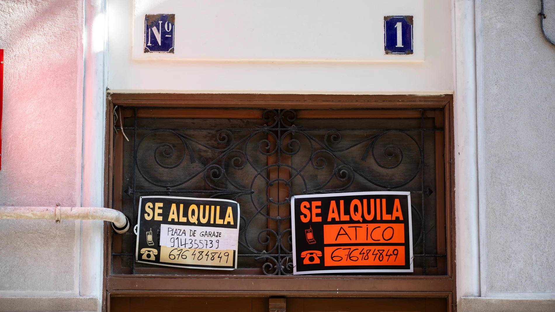 Cartel de anuncio de alquiler de viviendas en un portal de un edifico en Madrid. © Jesús G. Feria.