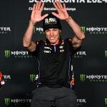Aleix Espargaró agradece la ovación tras anunciar que se retira