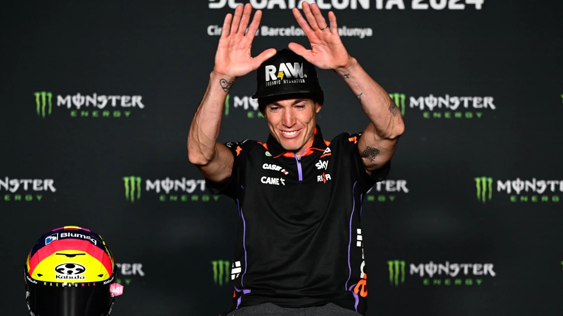 Aleix Espargaró agradece la ovación tras anunciar que se retira