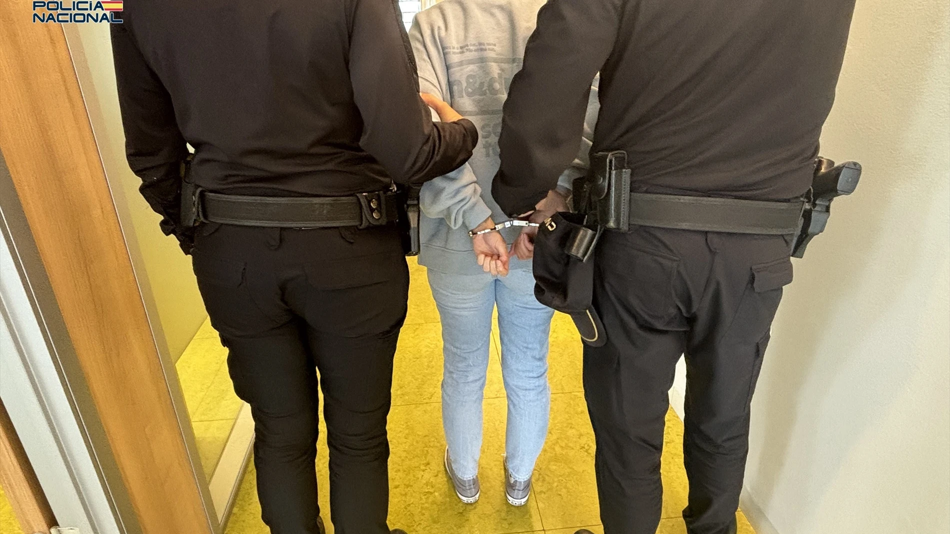 Detenida una mujer por dejar sola en casa a su hija de seis años para salir "a tomar unas cervezas"