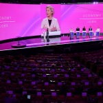 La presidenta de la Comisión Europea, durante el debate de hoy con los otro cuatro candidatos a las elecciones europeas