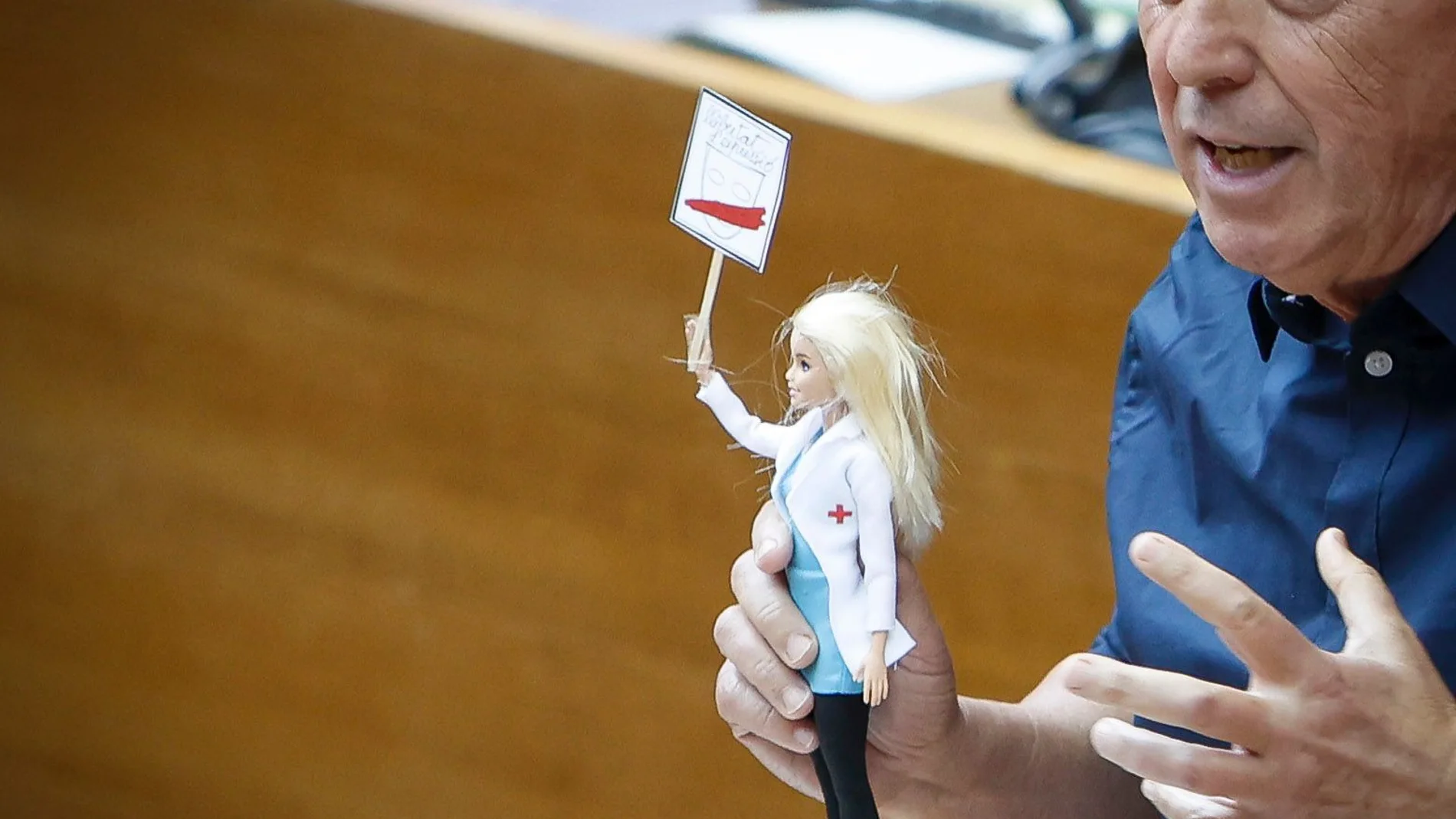 El síndic de Compromís, Joan Baldoví, muestra la muñeca Barbie durante la sesión de control en Les Corts