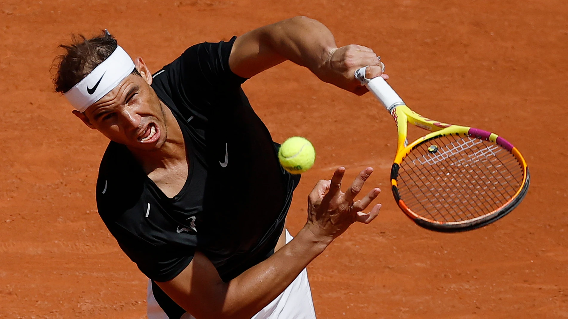 Nadal practica el saque en un entrenamiento en Roland Garros