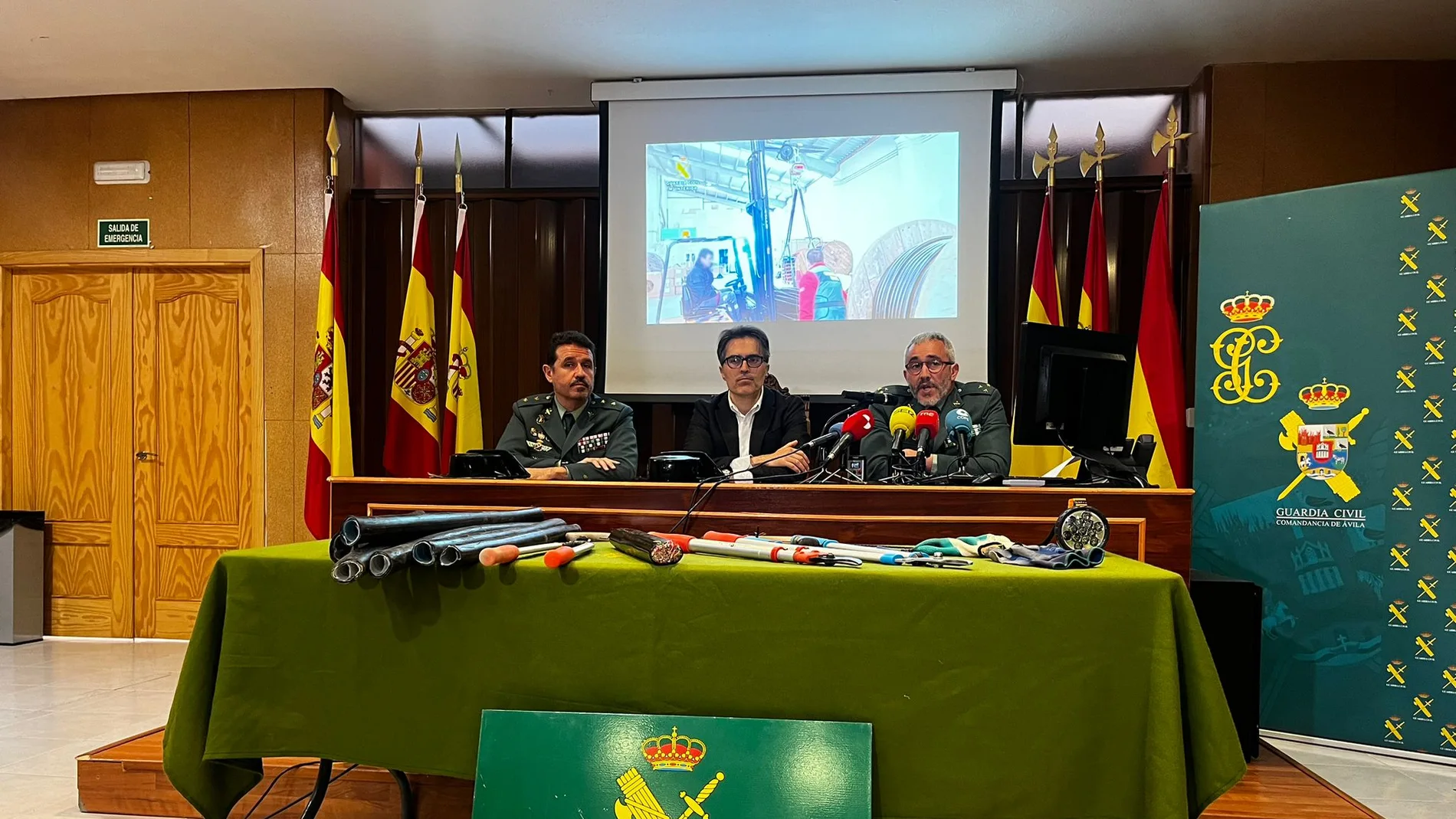 Fernando Galeano, junto al teniente coronel Gustavo Dorda y el capitán jefe de la unidad orgánica de policía judicial de la comandancia de la guardia civil de Ávila, Juan José Vallejo Ortega