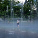 Una mujer se moja en la Playa de Madrid Río