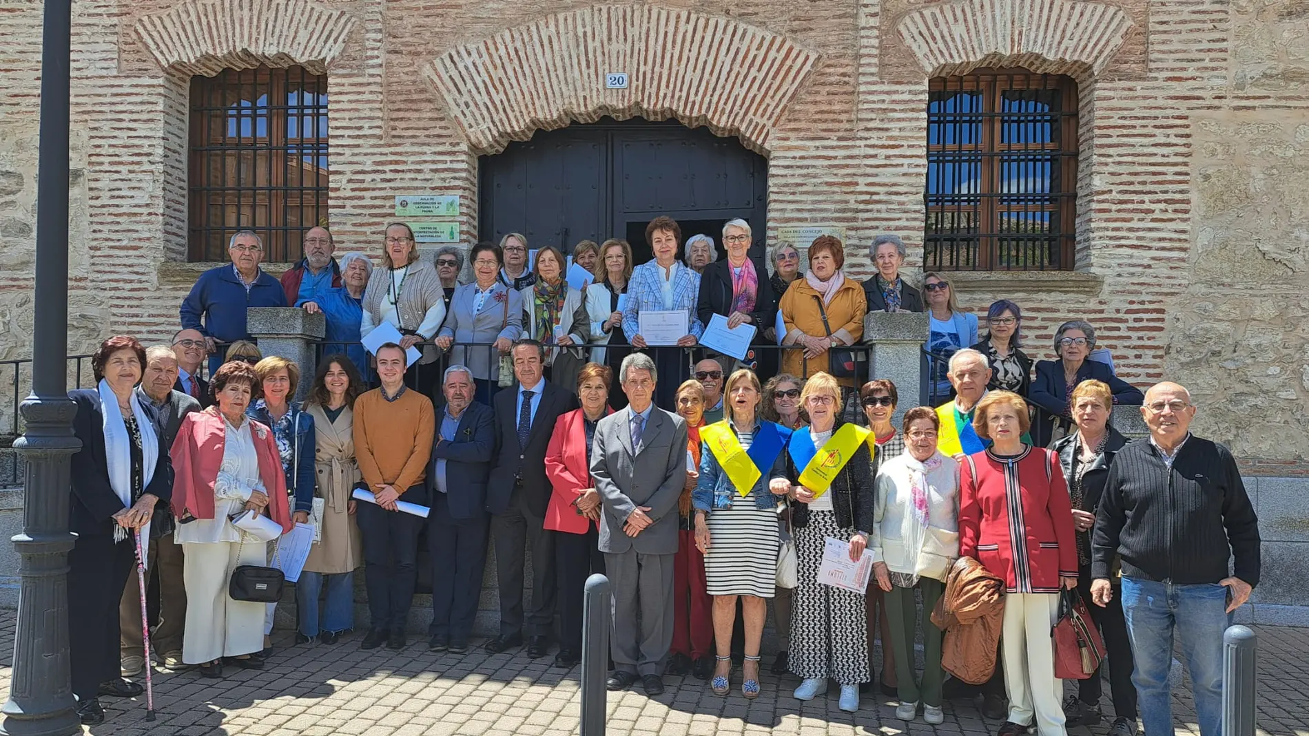 Loa alumnos graduados en Arévalo junto a la rectora Sáez Yuguero