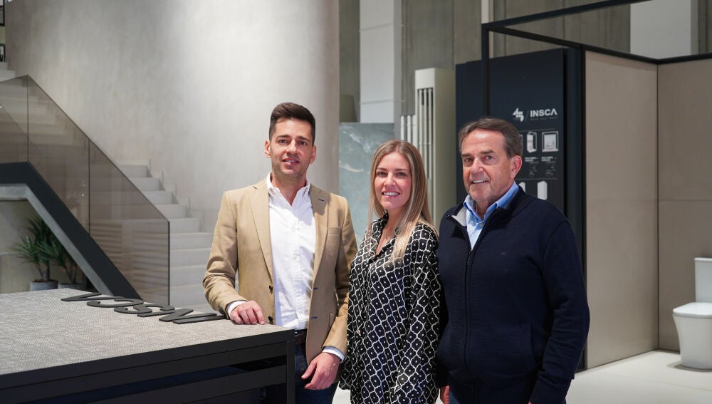 Pascual Ibáñez, junto a sus hijos Pascual y Carmen en el nuevo showroom de Insca.