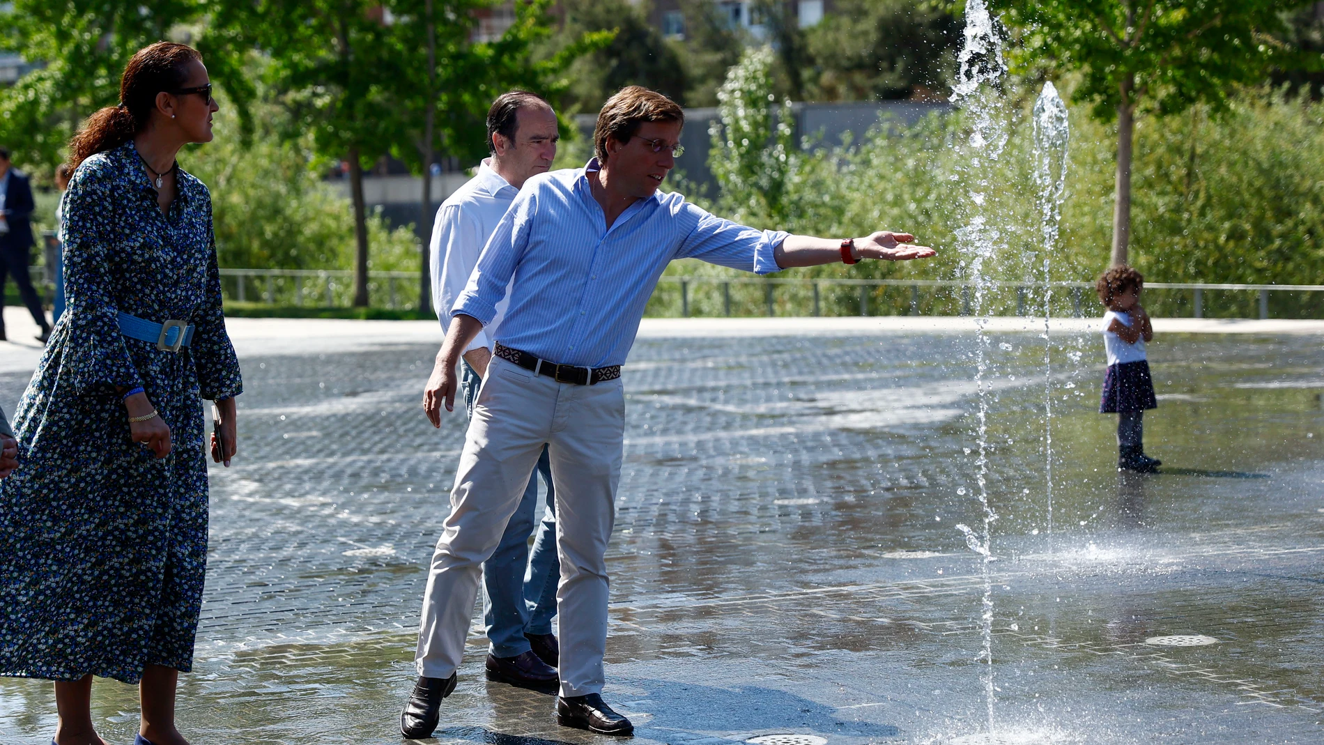 CALOR MADRID.- El alcalde de Madrid, Jose Luis Martínez-Almeida, visita la playa de Madrid Río para comprobar cómo se activa esta instalación para combatir la llegada del calor. EFE/ Rodrigo Jimenez