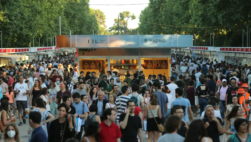 Visitantes en la Feria del Libro de Madrid 2022