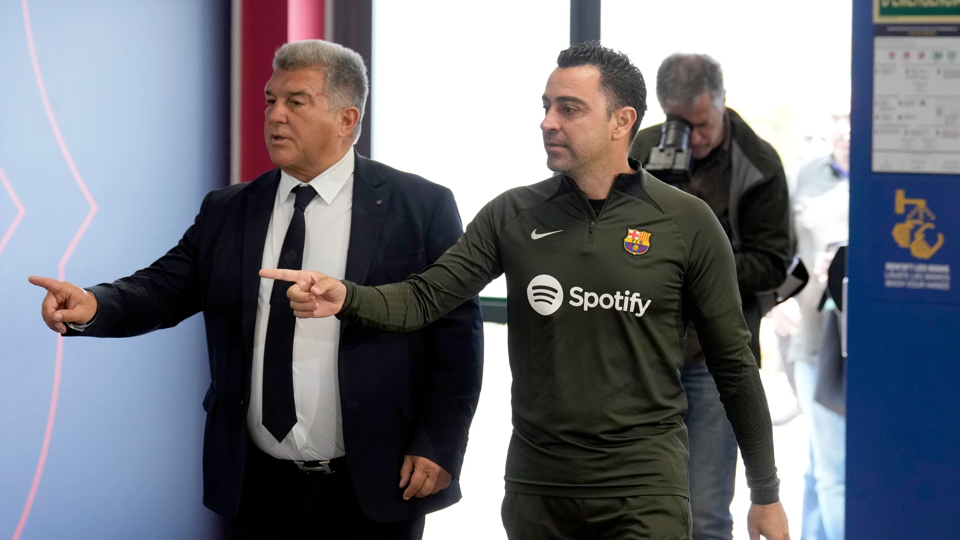 BARCELONA, 24/05/2024.- Imagen de archivo del presidente del FC Barcelona, Joan Laporta, y el técnico Xavi Hernández (d), a quien el Barcelona ha comunicado este viernes que no seguirá la próxima temporada al frente del equipo. EFE/ Alejandro García