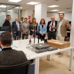 La consejera de Movilidad y Transformación Digital, María González Corral, visita el Centro de Operaciones de Redes y Servicios (CORS) de la Junta. Junto a ella, el presidente del Grupo Satec, Luis Rodríguez–Ovejero