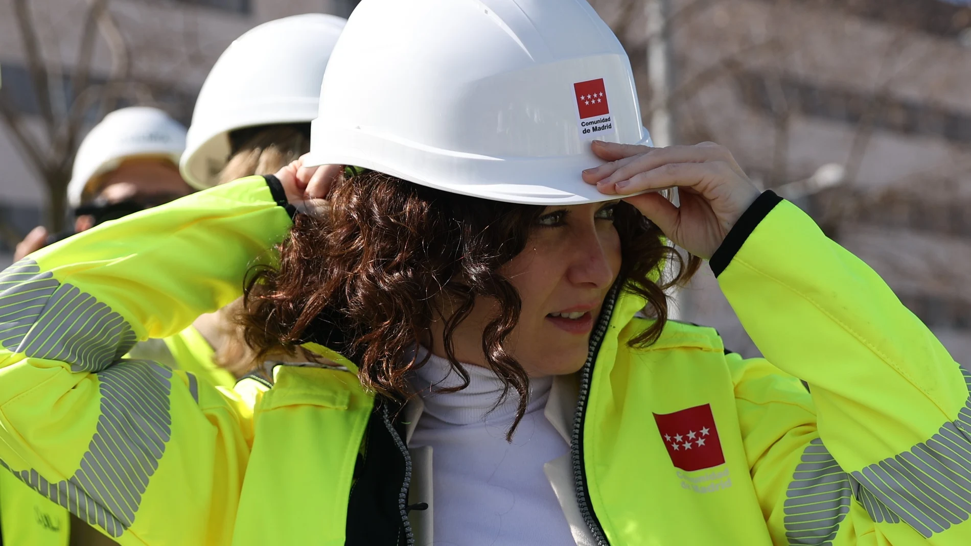 La presidenta de la Comunidad de Madrid, Isabel Díaz Ayuso, durante su visita a las obras de edificación y el piso piloto de una de las promociones del Plan Vive del Gobierno regional, en San Sebastián de los Reyes, a 9 de marzo de 2023, en Madrid (España). El Plan Vive es un nuevo modelo promovido por la Comunidad de Madrid con la intención de aumentar el número de viviendas asequibles en la región. El objetivo de este plan es que los madrileños se beneficien de alquileres más bajos que los que ofrece el mercado actual. 09 MARZO 2023;PLAN VIVE;VIVIENDA;ASEQUIBLE;ALQUILERES;BAJOS;CASAS;JÓVENES;AYUSO;EDIFICACIÓN;PISO PILOTO Isabel Infantes / Europa Press 09/03/2023