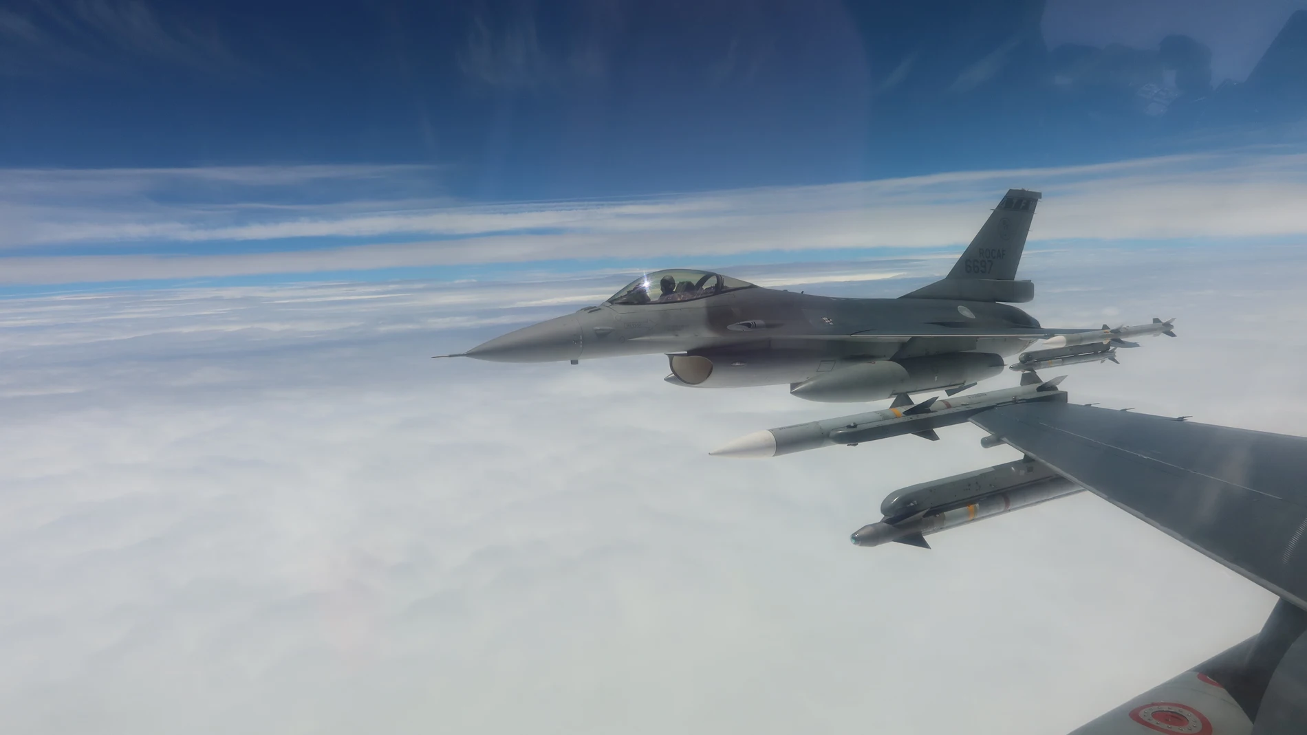 TAIPÉI, 24/05/2024.- Cazas F-16 del Ejército taiwanés patrullan los alrededores de Taiwán durante el primer día de maniobras militares de China. Un total de 35 aviones de guerra chinos cruzó la línea media del Estrecho de Taiwán e ingresó en el suroeste de la autoproclamada Zona de Identificación de Defensa Aérea (ADIZ) taiwanesa durante el primer día de maniobras alrededor de la isla. Ministerio de Defensa Nacional (MDN) de Taiwán. Lugar: Taiwán. Fecha: 23 de mayo de 2024. Pies de foto: Caza...