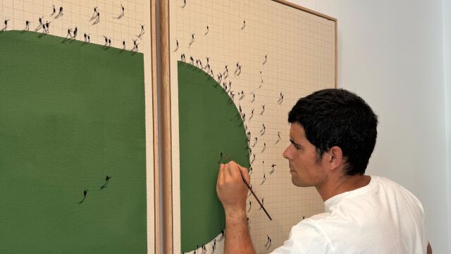 El artista madrileño Jaime Monge trabaja en una de sus obras