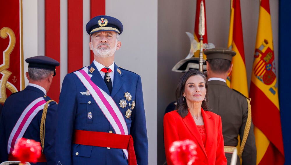 La Reina Letizia recupera su traje rojo favorito (y mantiene sus zapatillas  deportivas) para el Día de las Fuerzas Armadas en Oviedo