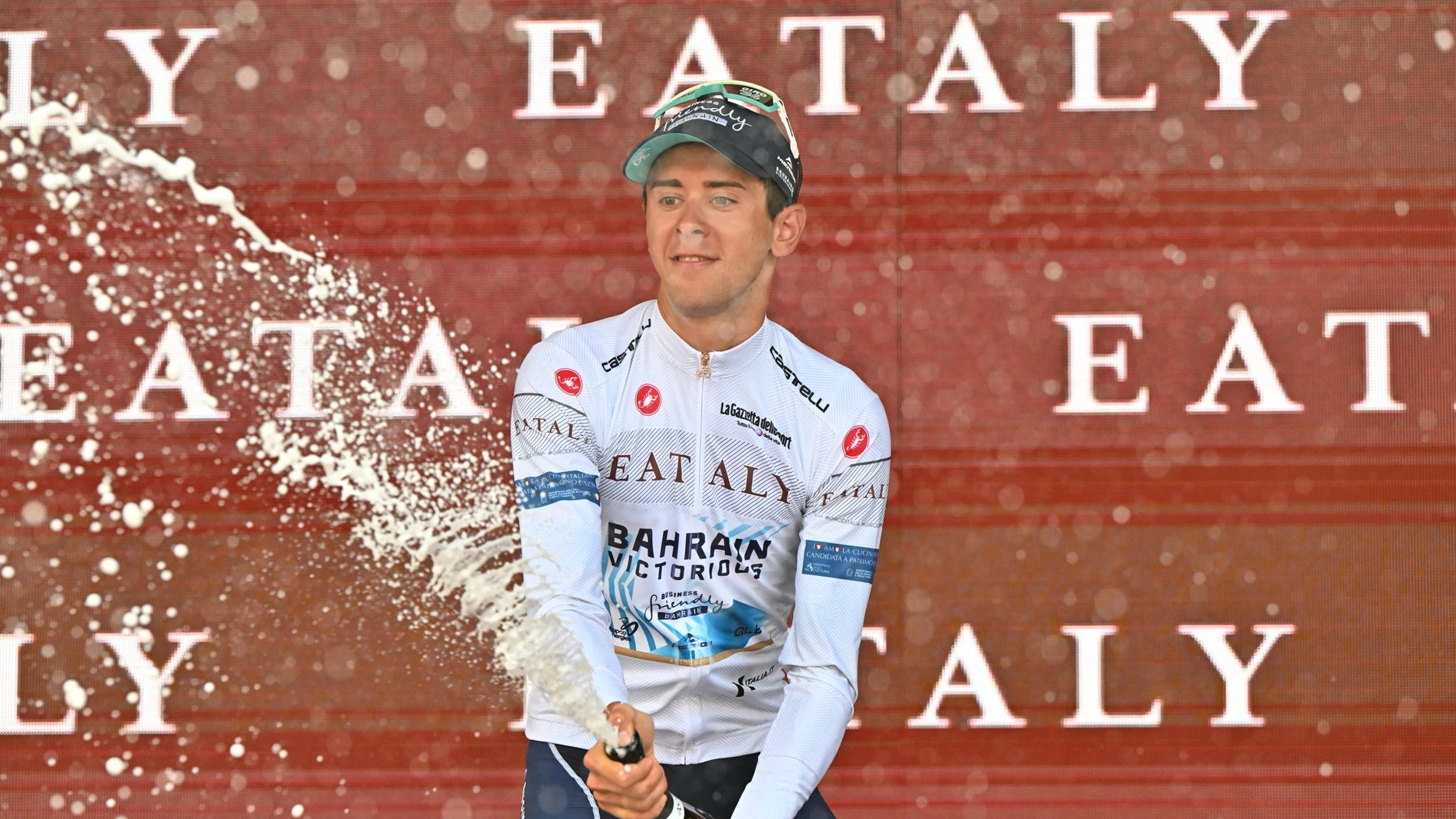 Bassano Del Grappa (Italy), 25/05/2024.- Italian rider Antonio Tiberi of Bahrain Victorius team, retaining the best young rider's white jersey, celebrates on the podium after the 20th stage of the Giro d'Italia 2024 cycling tour, a race over 184 km from Alpago to Bassano del Grappa, Italy, 25 May 2024. (Ciclismo, Bahrein, Italia) EFE/EPA/LUCA ZENNARO