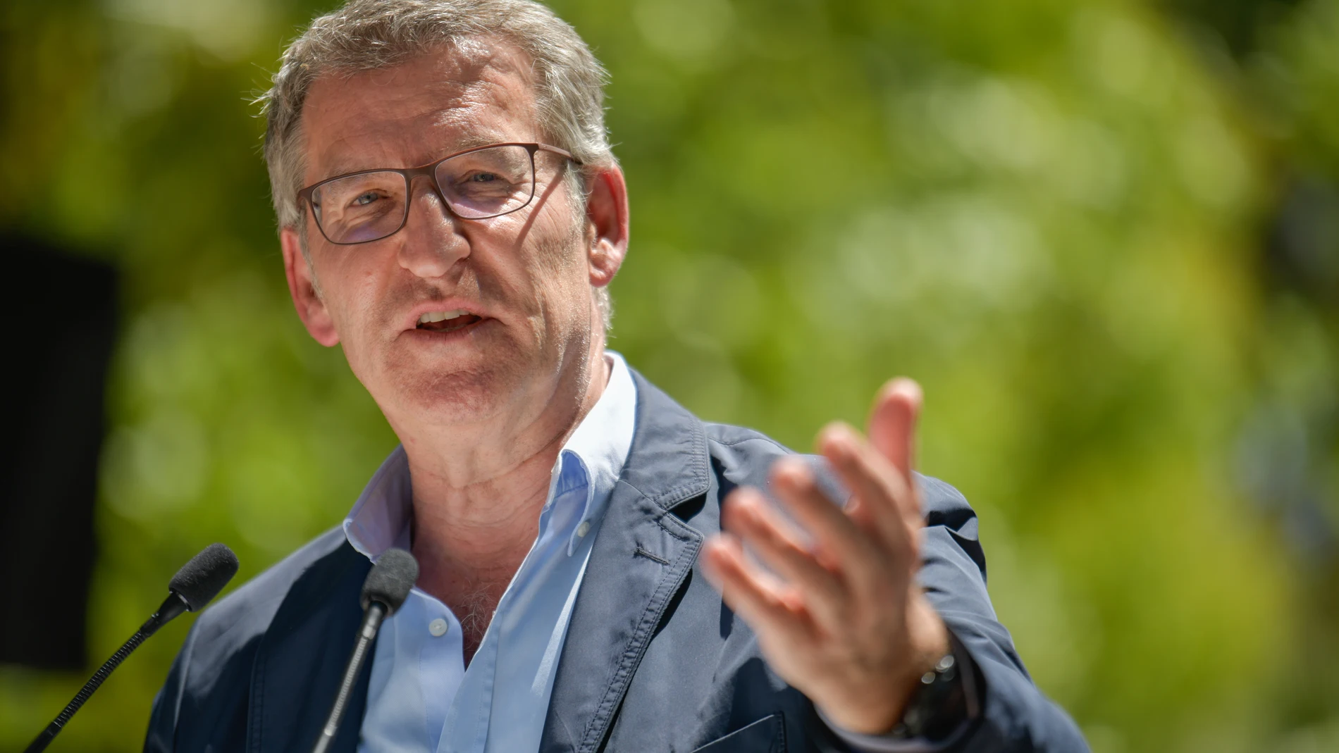 El presidente del PP, Alberto Núñez Feijóo, interviene durante la clausura de un mitin del PP, en el Parque de la Constitución, a 25 de mayo de 2024, en Tomelloso, Ciudad Real, Castilla-La Mancha (España). Este acto se enmarca dentro de la campaña electoral para los comicios europeos que se celebran el próximo 9 de junio. Es el tercer lugar que visita Feijóo tras visitar Barcelona y Murcia el 23 y 24 de mayo, respectivamente. 25 MAYO 2024;TOMELLOSO;FEIJOO;PP;CASTILLA LA MANCHA;ELECCIONES EUR...