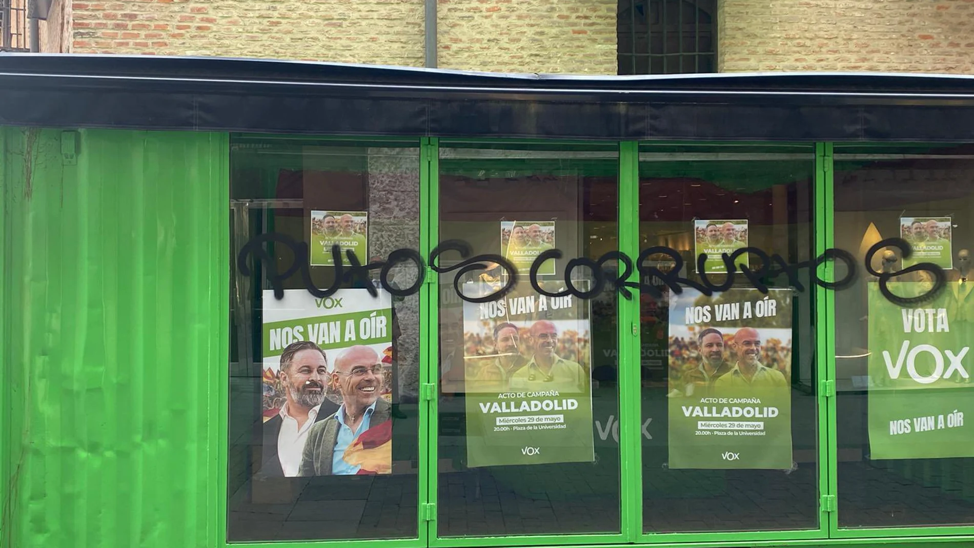 Estado en el que ha amanecido la caseta electoral de Vox en Valladolid