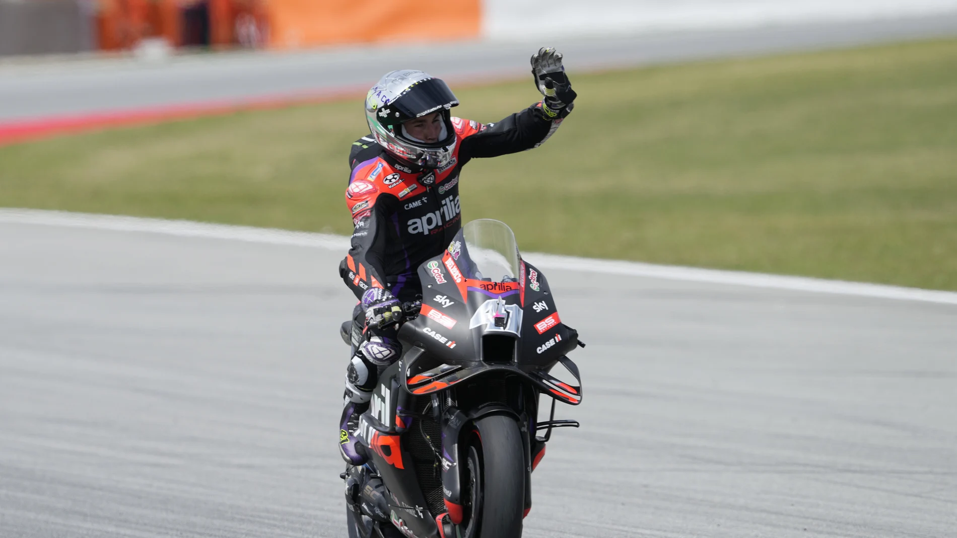Aleix Espargaró saluda al público de Montmeló tras hacer la "pole"