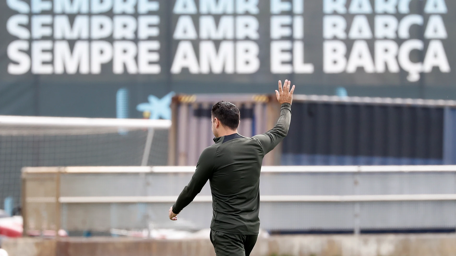 -FOTODELDÍA- GRAFCAT4841 Sant Joan Despí (BARCELONA) 25/05/2024.- El entrenador del FC Barcelona, Xavi Hernández, durante el entrenamiento realizado hoy en la Ciudad Deportiva Joan Gamper previo al partido de Liga que jugarán mañana frente al Sevilla. EFE/ Andreu Dalmau