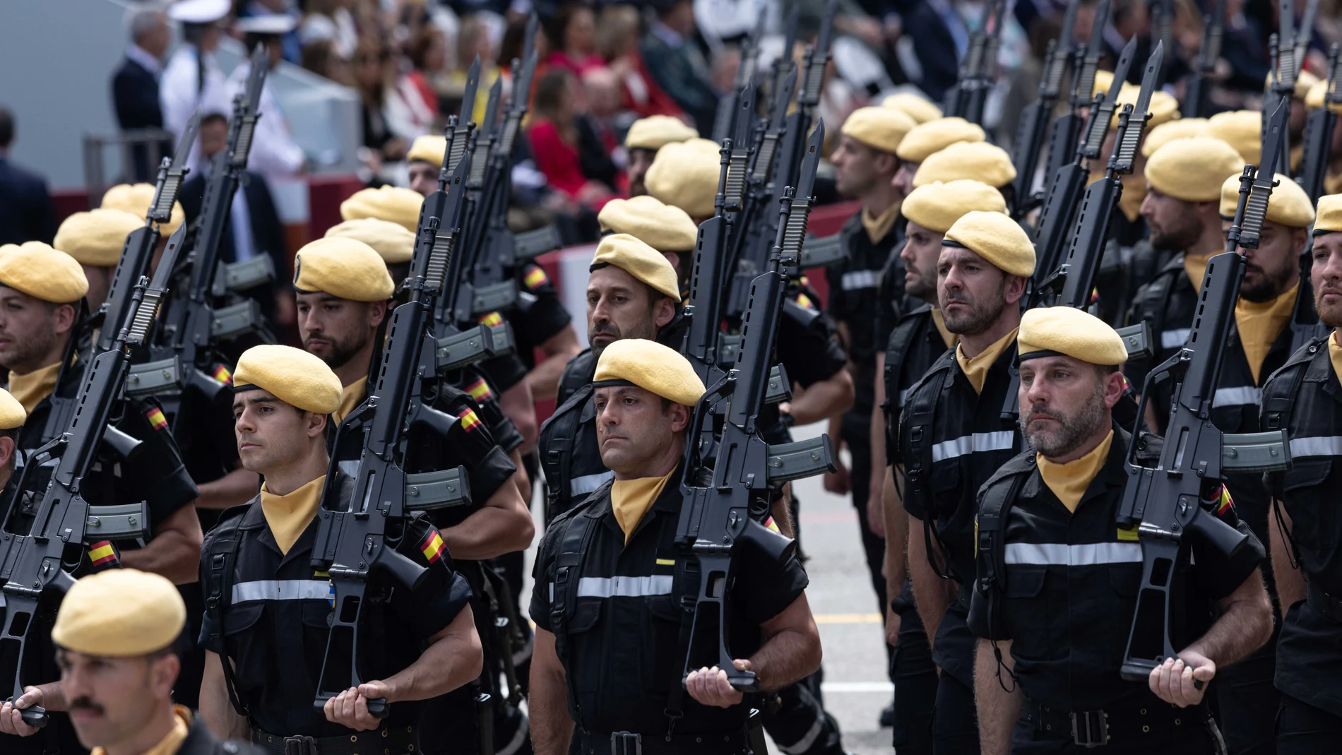 Varios militares desfilan durante el desfile militar con motivo del día de las fuerzas armadas, a 25 de mayo de 2024, en Oviedo, Asturias (España). El Principado de Asturias acoge hoy la celebración del Día de las Fuerzas Armadas (DIFAS) 2024 con un acto central en Oviedo presidido por Sus Majestades los Reyes. El acto consiste en un homenaje a la bandera y a los caídos en un desfile terrestre. Desfilan seis agrupaciones: Guardia Real, Batallón de Marina, Escuadrón del Aire, Agrupación de la ...