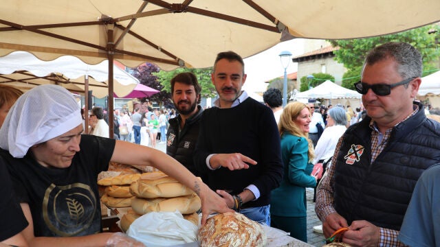  El vicepresidente de la Junta,Juan García Gallardo; y el consejero de Agricultura, Gerardo Dueñas, junto al procurador por Palencia, David Hierro, entre otros, realiza un recorrido por la Feria del Pan de Grijota