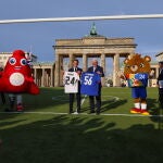 El presidente francés, Emmanuel Macron, y su homólogo alemán, Frank Walter Steinmeier, intercambian camisetas de sus selecciones de fútbol frente a la puerta de Brandenburgo