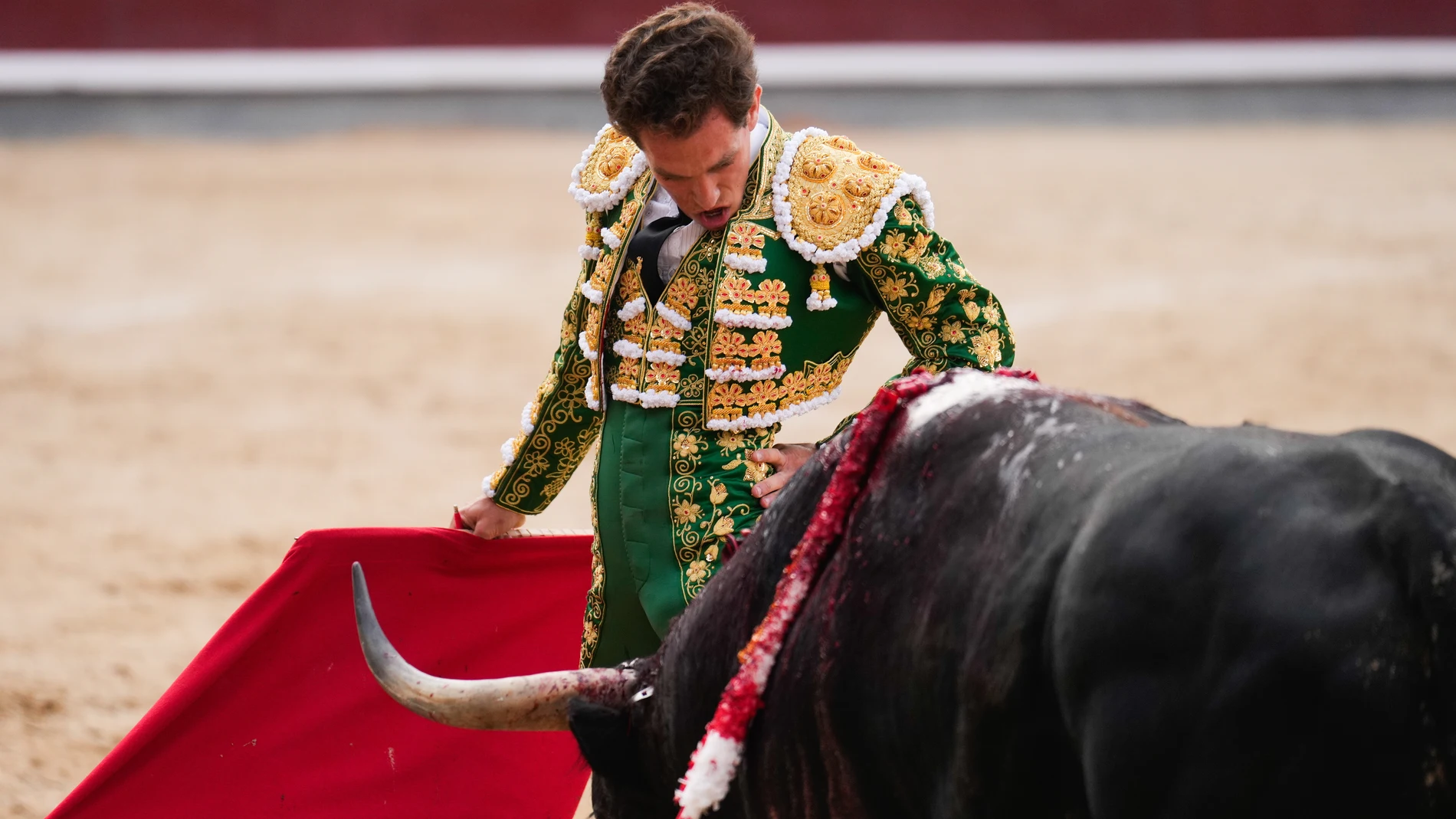 MADRID, 26/05/2024.- El diestro Ginés Marín con su primero durante el festejo mixto de la Feria de San Isidro celebrado este domingo en la Monumental de Las Ventas. Comparte cartel con Cayetano y el rejoneador Diego Ventura. EFE/ Borja Sánchez-trillo