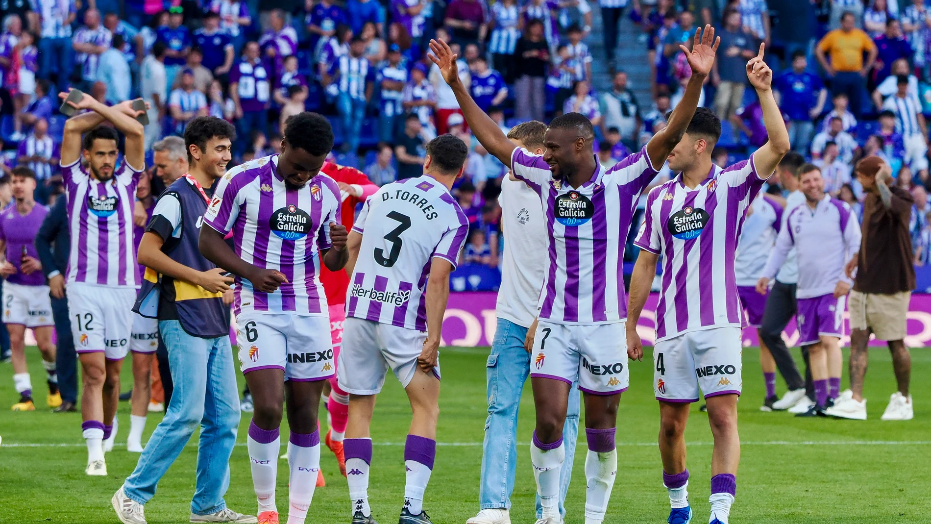 VALLADOLID, 26/05/2024.- Los jugadores del Valladolid celebran con la afición el ascenso a Primera División tras vencer al Villarreal CF B por 3-2 en el partido de la jornada 41 de la Liga Hypermotion disputado hoy domingo en el estadio de Zorrilla. EFE/R. García