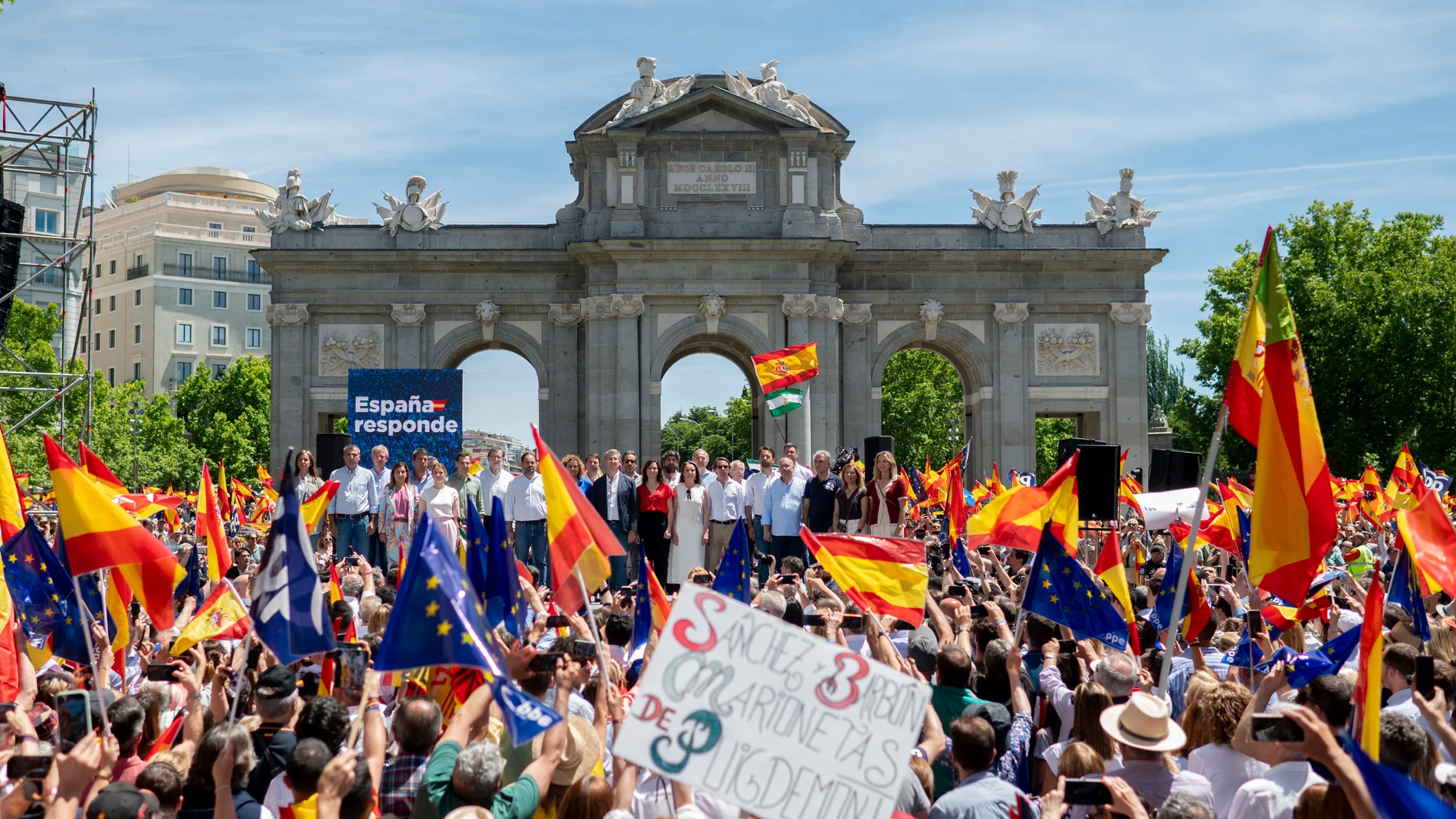 Decenas de personas durante una manifestación del PP, en la Puerta de Alcalá, a 26 de mayo de 2024, en Madrid (España). El Partido Popular ha elegido la Puerta de Alcalá para la manifestación de hoy contra la ley de amnistía y contra el Ejecutivo de Pedro Sánchez. El PP ha llamado también a la movilización de los alcaldes en las elecciones europeas y ha contado con las estructuras orgánicas de los diferentes territorios para fletar autobuses con destino a Madrid. 26 MAYO 2024;MANIFESTACIÓN;P...