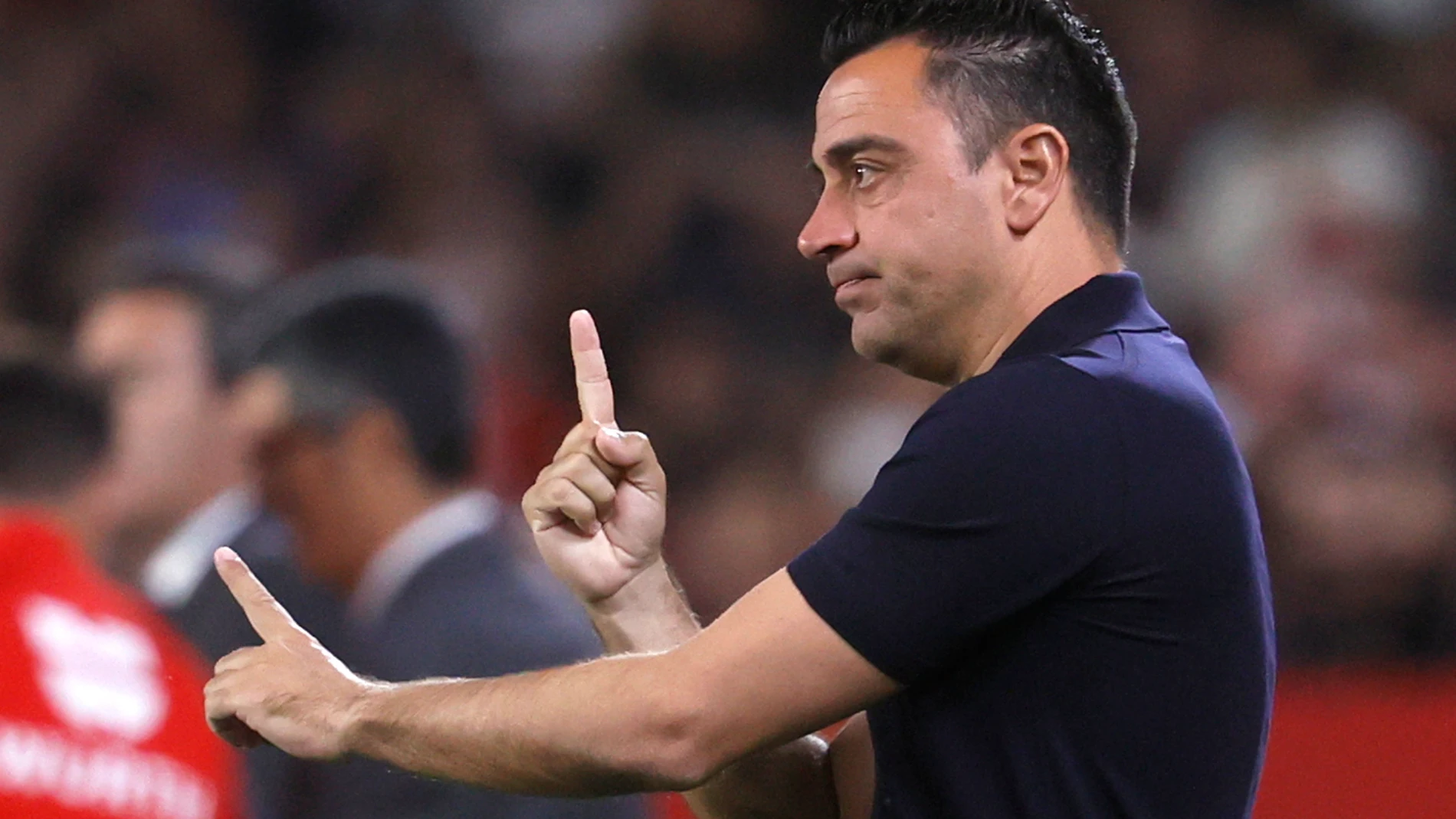 SEVILLA, 26/05/2024.- El entrenador del FC Barcelona, Xavi Hernández, durante el último partido de LaLiga que Sevilla FC y FC Barcelona disputan hoy domingo en el estadio Ramón Sánchez-Pizjuán, en Sevilla. EFE/José Manuel Vidal